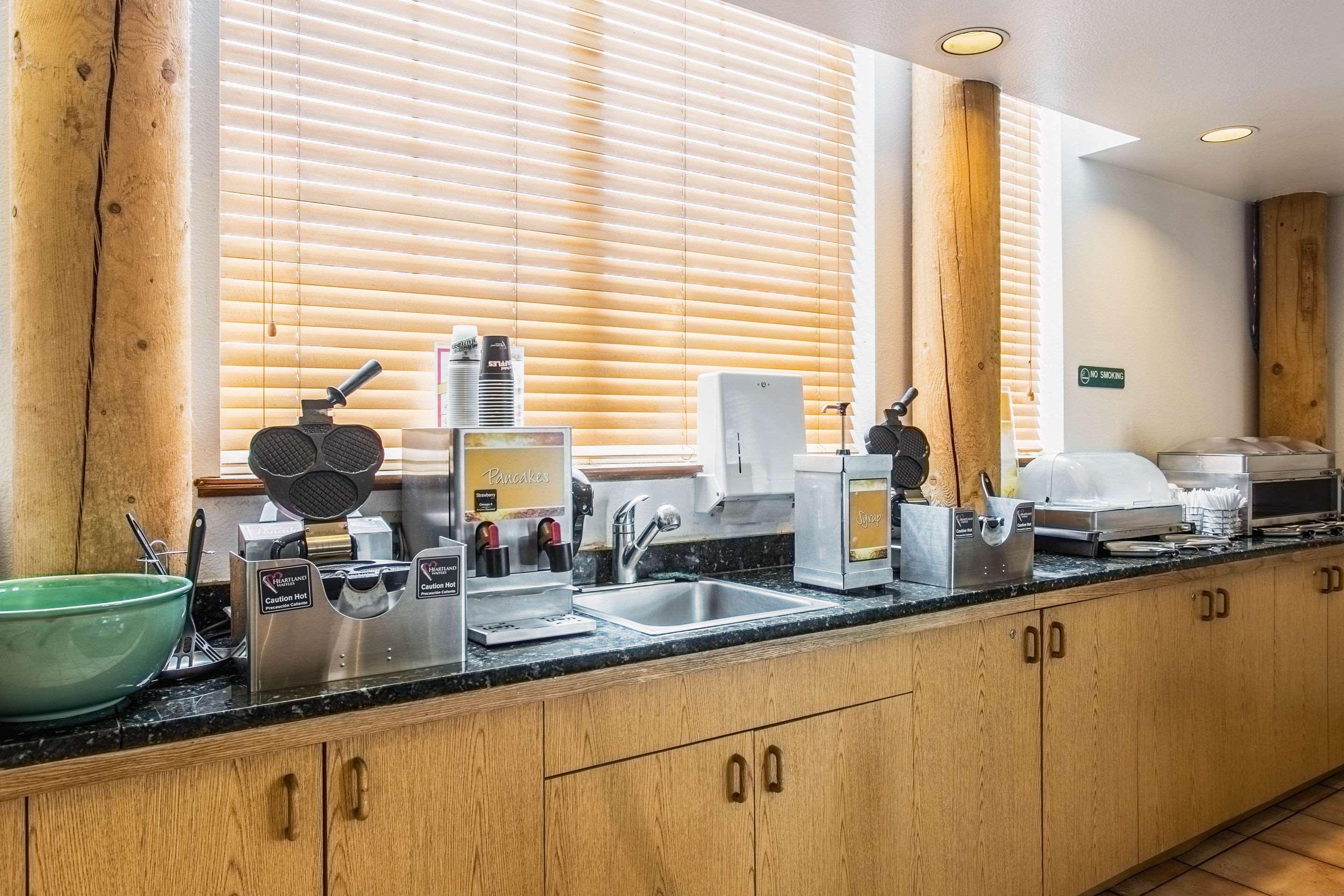 Quality Inn Belgrade Bagian luar foto
