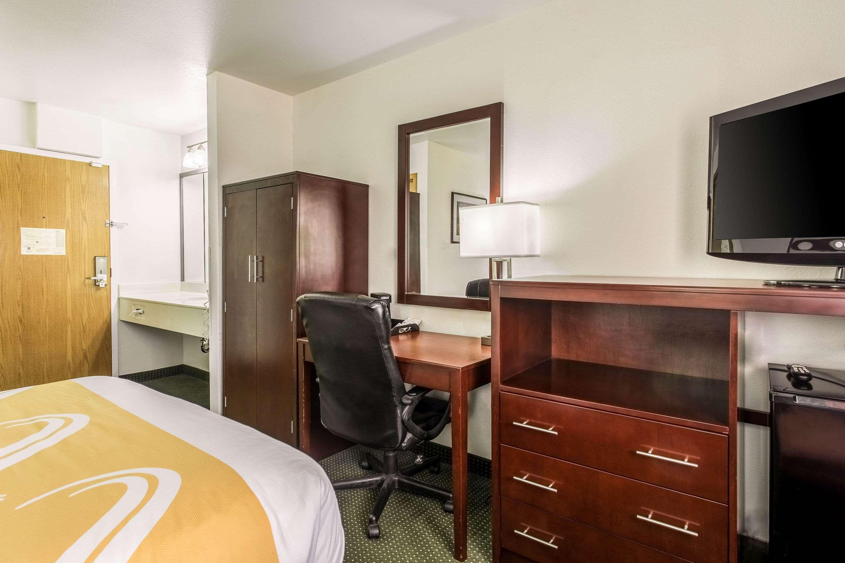 Quality Inn Belgrade Bagian luar foto